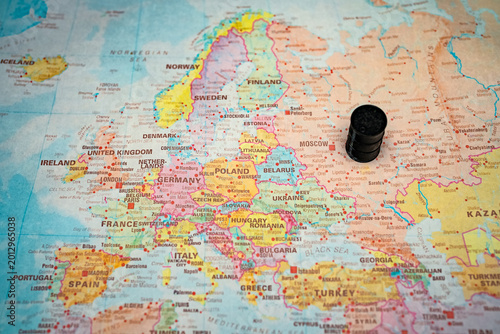 Foto Black oil barrel on Russia map near Moscow representing energy resources
