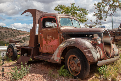 Obraz na płótnie Ghost Town in Jeremy, Arizona with old cars, trucks and mining equipment and old
