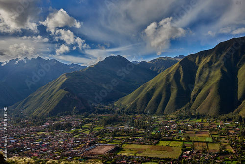 Tableau sur toile Nestled between the soaring peaks of the Andes, the ancient city of Urubamba spr