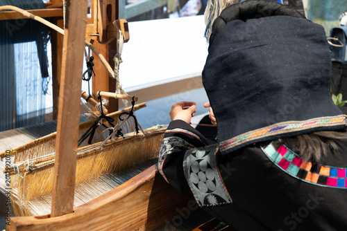 Photos Ethnic minority woman operating traditional handloom weaving craft with wooden l