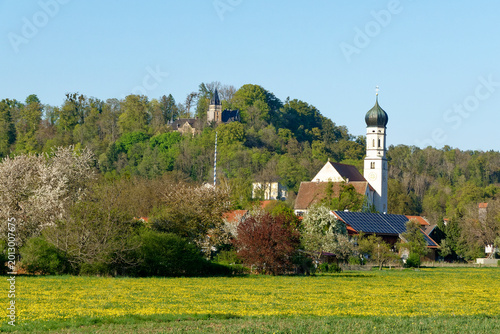 Blick auf Katholische Pfarrkirche St. Laurentius Pähl und Hochschloss Pähl  in Pähl