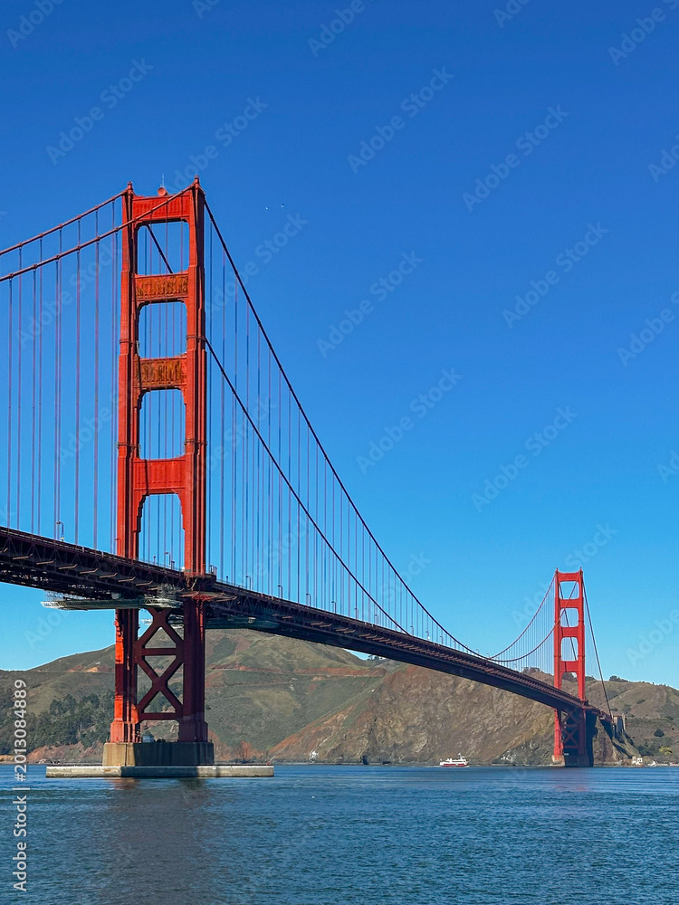 Fototapeta premium Golden Gate Bridge on a sunny January day in San Francisco 