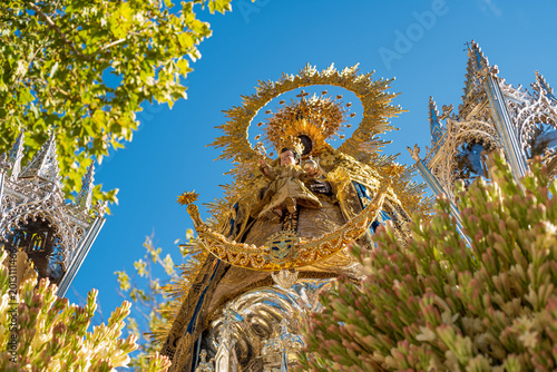 Foto Pilgrimage of the Virgin in Seville, Spain, one afternoon along the coast, thous