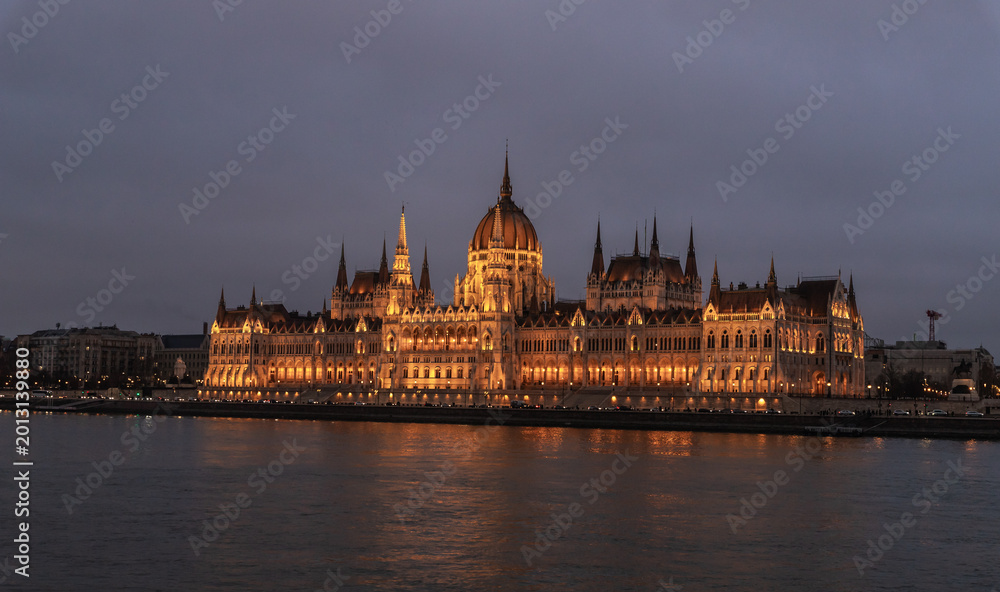 Εκτύπωση καμβά View from Buda Embankment of a Parliament building illuminated by floodlights on