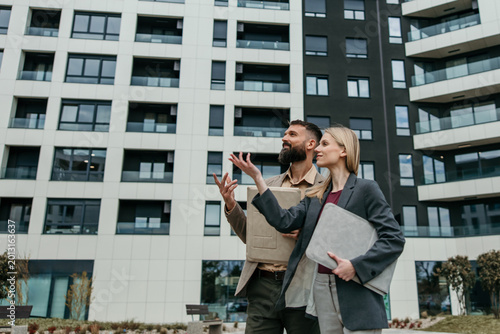 Foto Business partners discussing real estate property investment outdoors