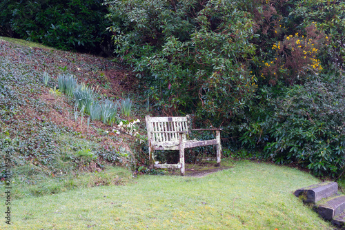 Cuadro en lienzo Idyllic rural scenery with empty wooden bench at English ria of Helford River on a winter day