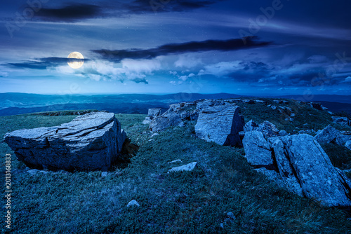 Φωτογραφία mountainous landscape during summertime at night