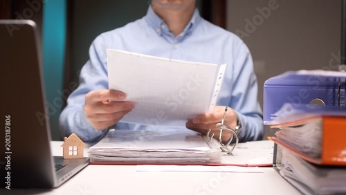 Foto Person reviewing important documents and contracts related to real estate invest