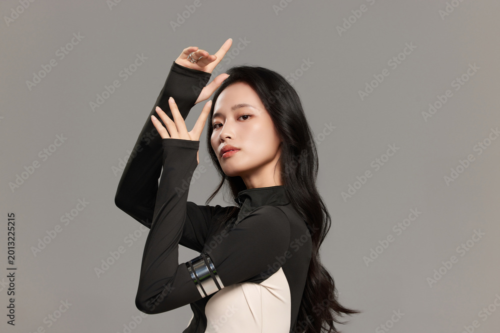 Naklejka premium Fashion portrait of young woman posing with hand gesture