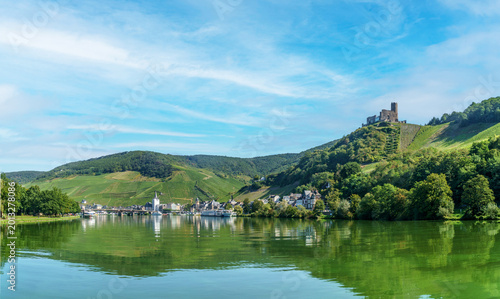 Quadro su tela Scenic view of castle Landshut reflecting on the moselle river in germany
