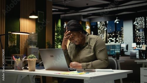 Foto African american woman after hours feeling unstable and overwhelmed, pushing limits despite clear signs of weariness
