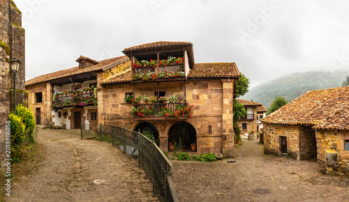 Bild auf Leinwand pueblo en Cantabria (España)