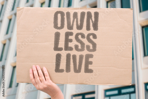 Foto "Own Less Live" Minimalism research demonstrates that reducing material possessions improves measurable quality of life indicators