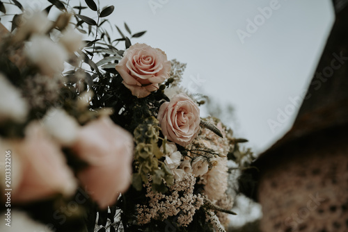 Tableau sur toile Arche florale de mariage pour cérémonie laïque en extérieur