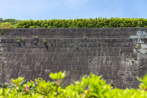 Photos 生け垣と青空に囲まれた鶴丸城の石垣の和風背景素材