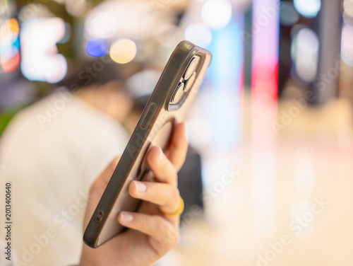 Foto Close up woman using smartphone for online shopping, browsing internet and communications