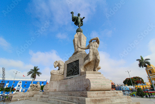 Bild auf Leinwand Plaza de armas de Trujillo, Perú