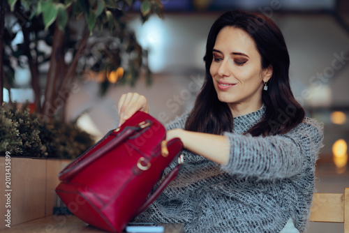 Foto Woman Searching for Money in her Handbag at Restaurant