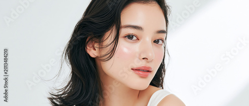 美容, 女性, スキンケア, 化粧品, ビューティー, 若い女性, 美肌, 日本人, アジア人, フェイシャル, メイク, 美容液, 保湿, クリーム, エイジングケア, 美容医療, エステ, 美容クリニック, 肌ケア, ナチュラルメイク, 透明感, ツヤ肌, モデル, 笑顔, ポートレート, クローズアップ, リラックス, 癒し, 健康的, 美白, コラーゲン, ヒアルロン酸, アンチエイジング