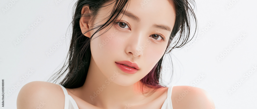 Obraz premium 美容, 女性, スキンケア, 化粧品, ビューティー, 若い女性, 美肌, 日本人, アジア人, フェイシャル, メイク, 美容液, 保湿, クリーム, エイジングケア, 美容医療, エステ, 美容クリニック, 肌ケア, ナチュラルメイク, 透明感, ツヤ肌, モデル, 笑顔, ポートレート, クローズアップ, リラックス, 癒し, 健康的, 美白, コラーゲン, ヒアルロン酸, アンチエイジング