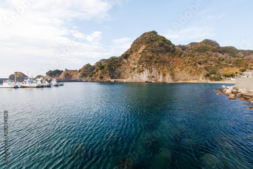 朝の中木港の風景。
防波堤には漁船が停泊している。
中木浜の美しい青い海とダイナミックな地形と地層。
火山の溶岩が冷えて形成された柱状節理が良く観られる。
ヒリゾ浜南伊豆町中木
静岡県伊豆半島-2025
日本有数のシュノーケリングスポット。
夏の数カ月間だけ渡し船で行ける。
水質透明度魚影が素晴らしい。

