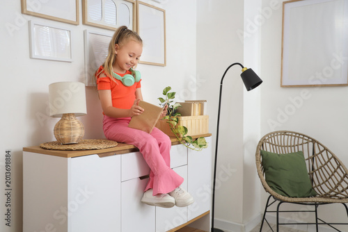 Cute little girl with headp...