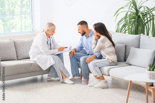 Quadro su tela Female fertility doctor advising young couple on IVF in clinic