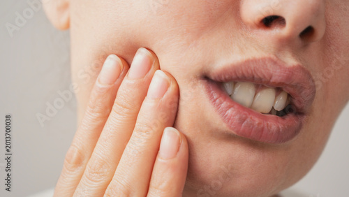 Foto Young woman suffering from toothache