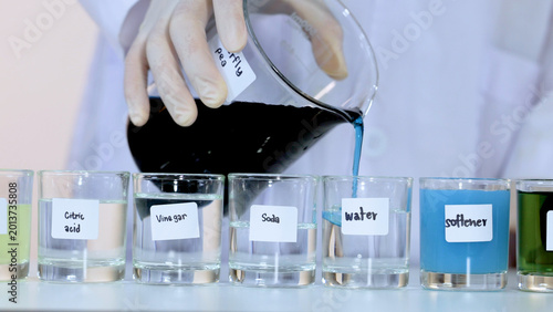 Tableau sur toile Pouring Butterfly Pea Flower Extract into Glasses for pH Indicator Experiment