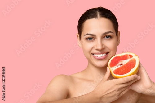 Pretty young woman with fre...