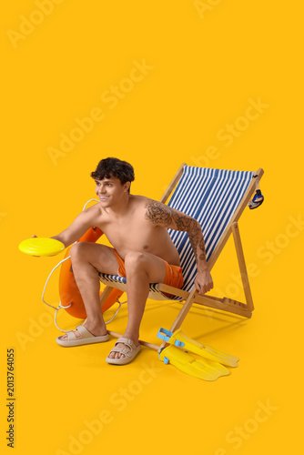 Young man with frisbee disk...