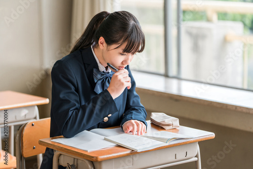 Fotografia Middle school students diligently studying in school classrooms and cram school classes