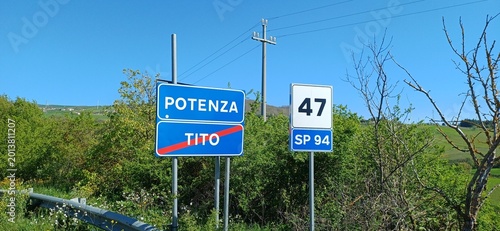 Bild auf Leinwand Italienische Hinweisschilder am Ortsausgang von Tito in Richtung Potenza auf der