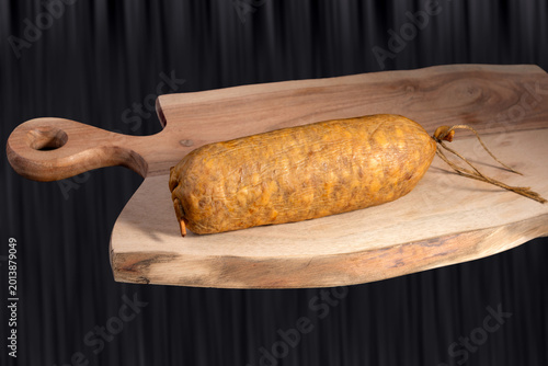 Fotografía saucisse de Morteau sur planche en bois