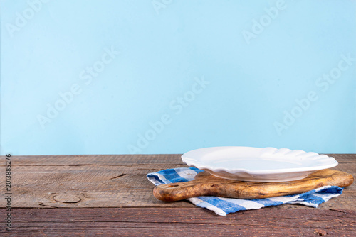 Φωτογραφία Cooking, culinary background with wooden cutting board, white ceramic plate, linen napkin