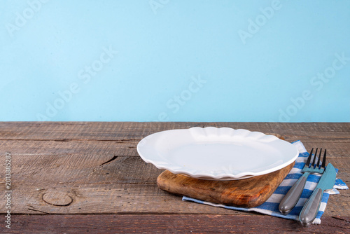 Photos Cooking, culinary background with wooden cutting board, white ceramic plate, linen napkin