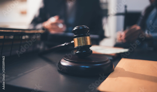 Εκτύπωση καμβά Lawyer explained to the client about the law that must be brought against the court case