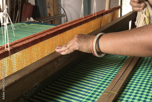 Foto Handloom weaver in India working in loom.