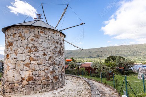 Foto Traditional Stone Windmill Near Grutas de Mira de Aire in Portugal