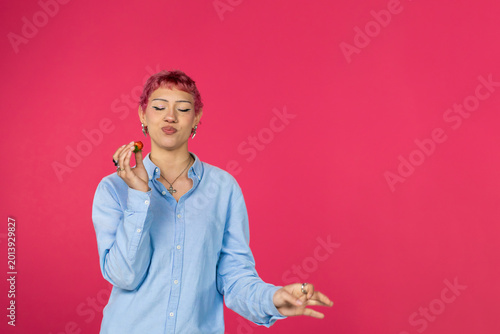 Foto Young person tasting fresh fruit with puckered lips