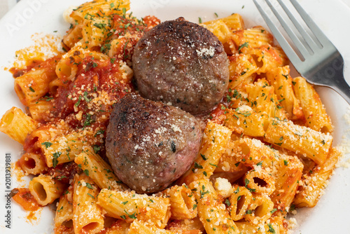 Fotografía rigatoni with herbs and   two italian meat balls