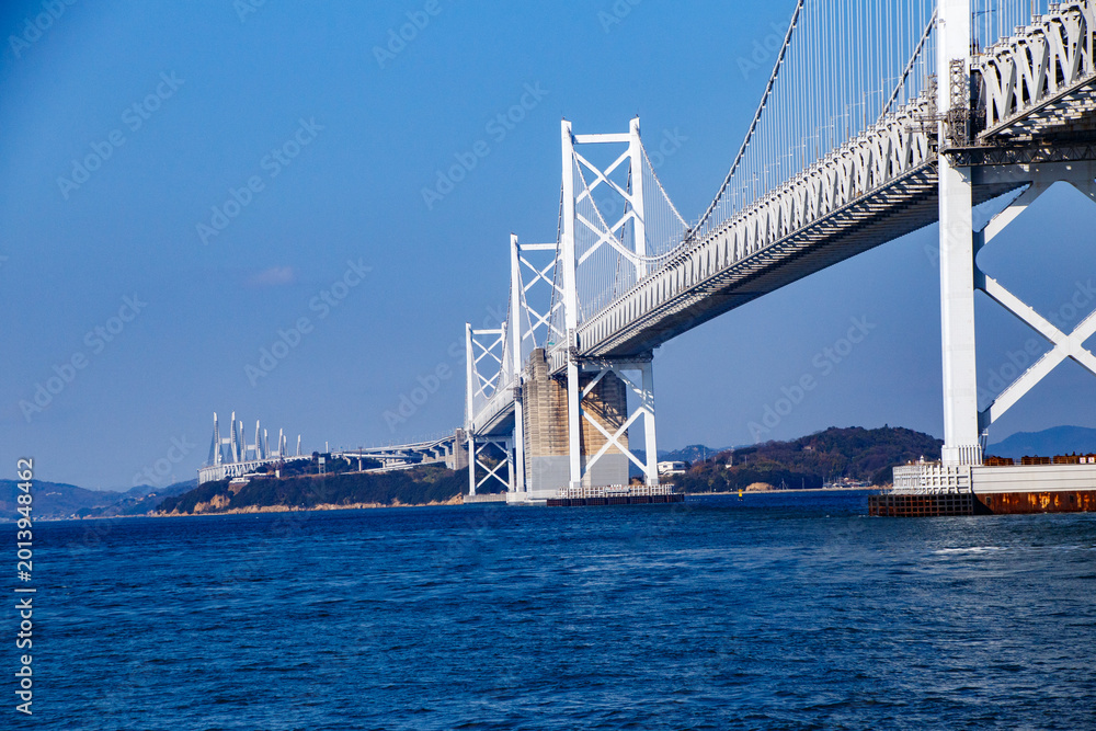 Obraz premium 青空と瀬戸内海に架かる瀬戸大橋の風景