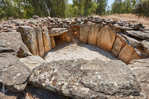 Foto Ancient dolmen megalithic site in Valdecaballeros