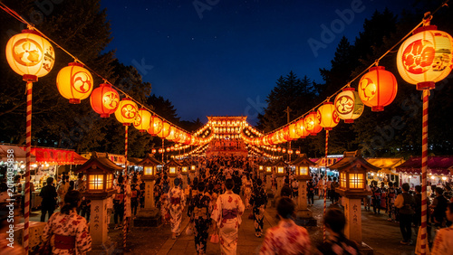 夏祭りの参道 提灯輝く神社の夜の賑わい