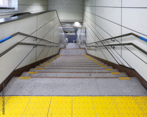 Konstfotografi 地下通路へ続く駅の乗り換え階段