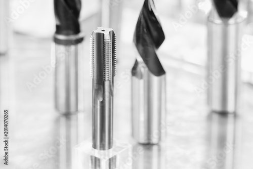 Fotografie industrial drilling milling metal cutting tool with carbide cutter insert in workshop