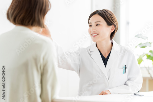 Foto 患者を診察する白衣姿の日本人女性医師