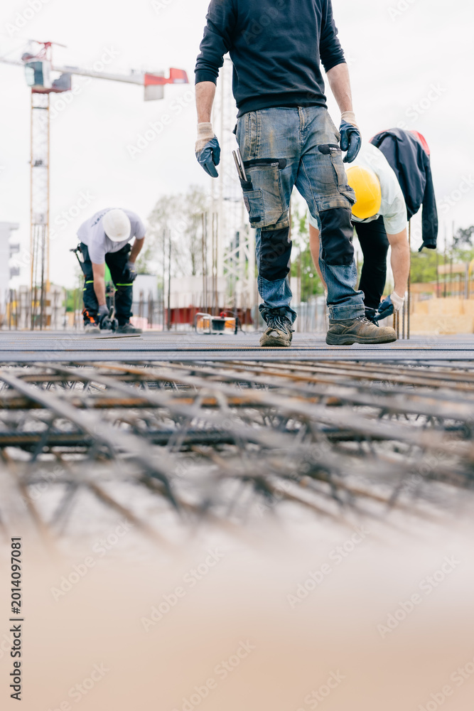 Obraz premium Bauarbeiter schaut sich auf Großbaustelle um