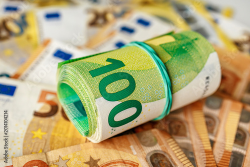 Fotografía Euro cash flat composition with bundled 100 euro bills on top of mixed denominations