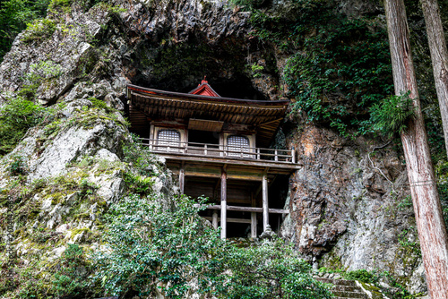 Foto 鳥取県三徳山三佛寺の国宝投入堂 絶壁の洞窟に建てられた修行の地 険しい崖に佇む神秘的な山岳寺院の風景